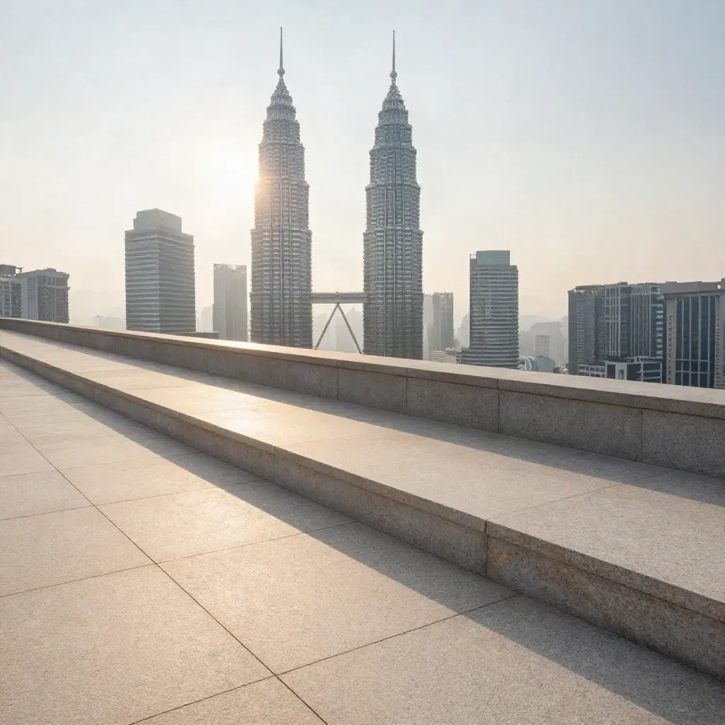 Pemandangan langit Kuala Lumpur subuh dengan Menara Petronas di atas kabus lembut.